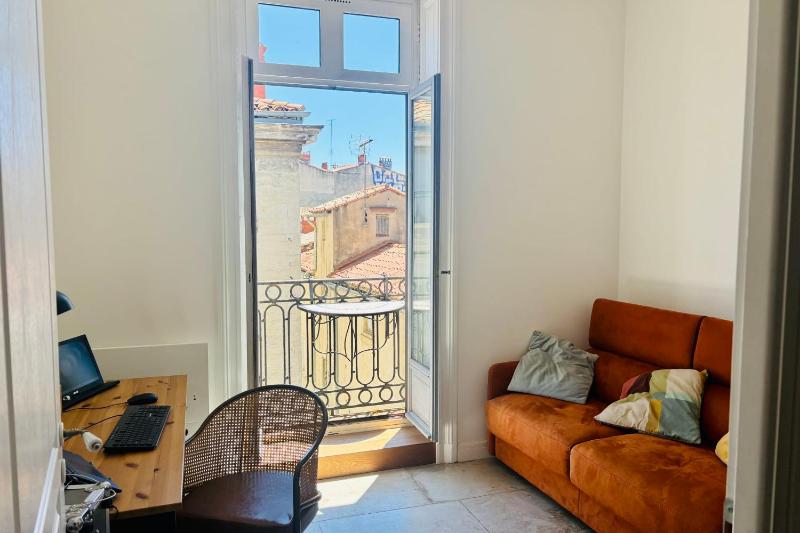Rooftop terrace with Montpellier views - image 3