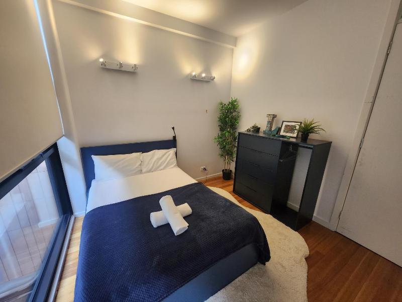 Stylish 3-bed Unit in the Heart of Melbourne CBD! - image 9