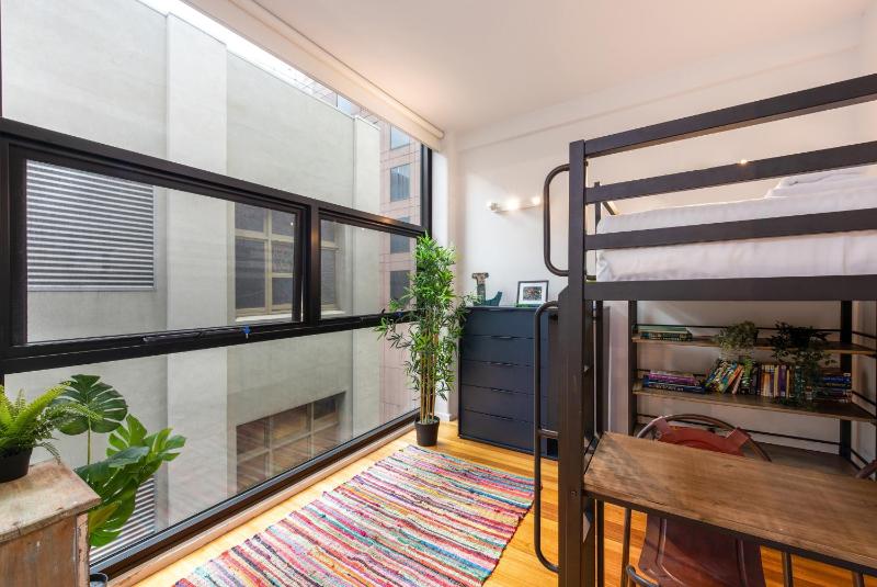 Stylish 3-bed Unit in the Heart of Melbourne CBD! - image 13