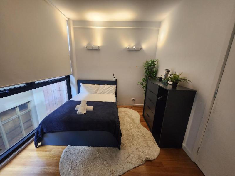 Stylish 3-bed Unit in the Heart of Melbourne CBD! - image 6