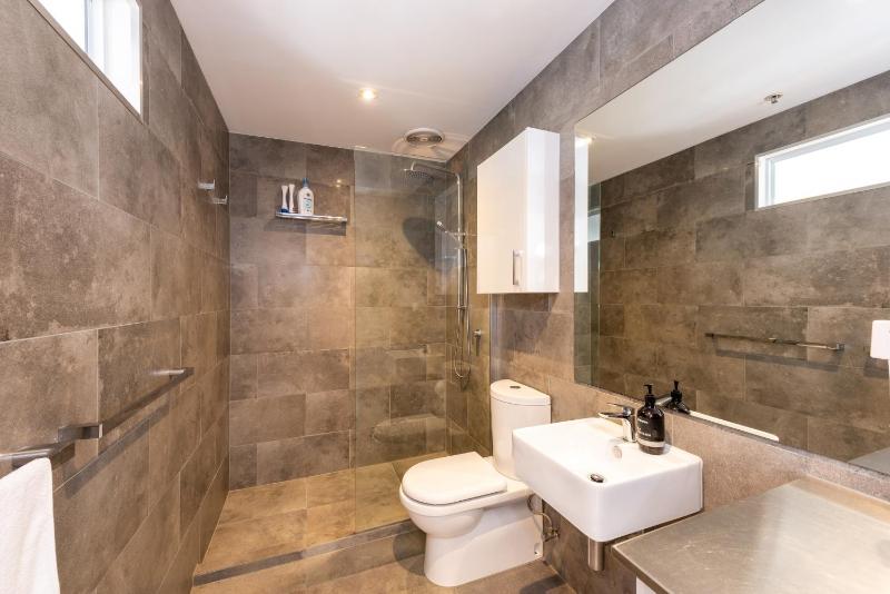 Stylish 3-bed Unit in the Heart of Melbourne CBD! - image 3