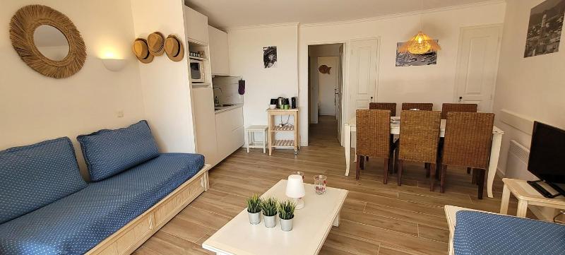 Bright apartment with garden and sea view - image 21