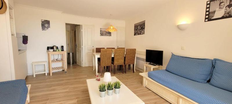 Bright apartment with garden and sea view - image 24