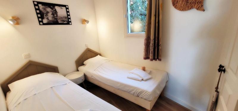 Bright apartment with garden and sea view - image 19