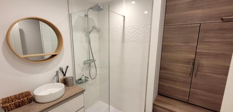 Bright apartment with garden and sea view - image 18
