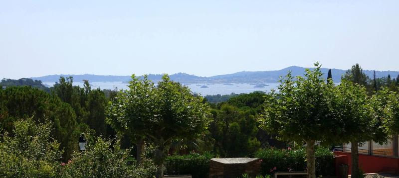 Bright apartment with garden and sea view - image 22