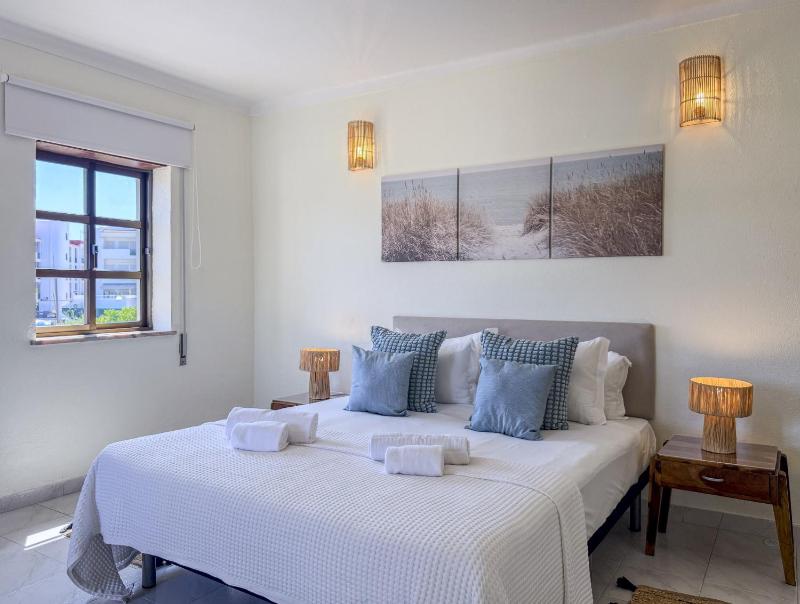 #411 Sunny 1BR Apartment Near the Beach - image 9