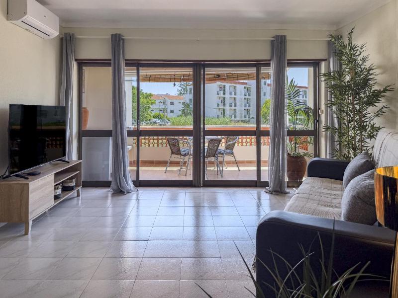 #411 Sunny 1BR Apartment Near the Beach - image 4