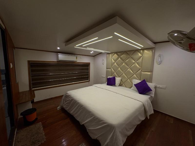 Navora Houseboats - image 41