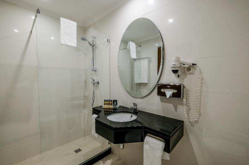Twin Room with Sea View and Extra Bed (3 Adults) image 3