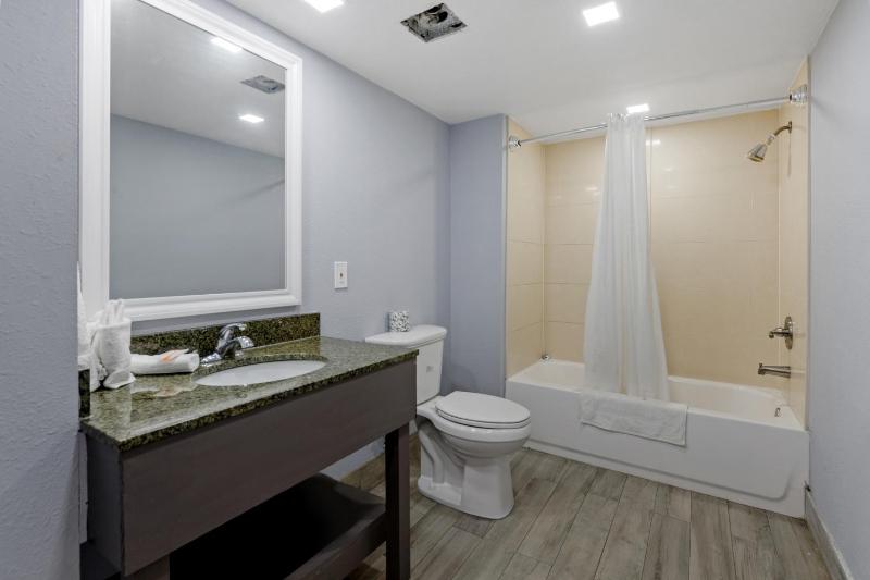 Alamar Resort Inn - image 12