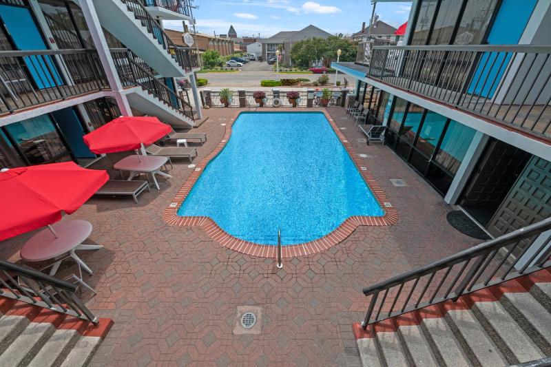 Alamar Resort Inn - image 8