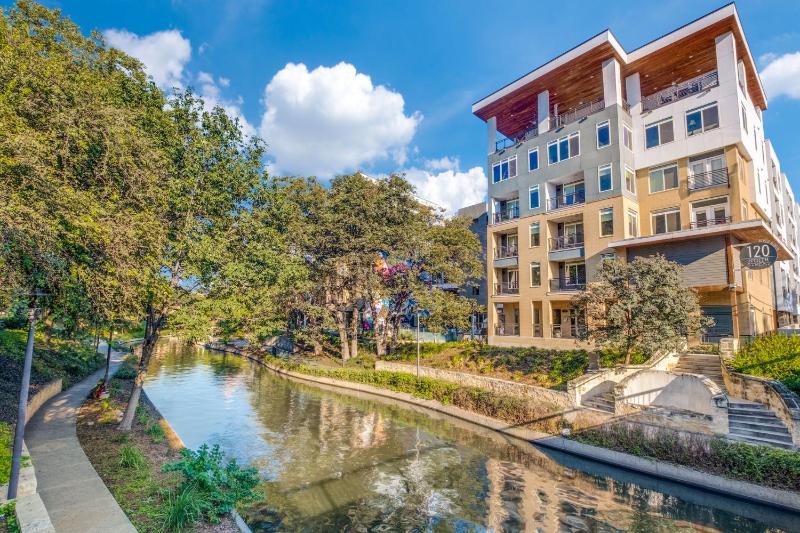 Riverwalk Oasis - Pool Free Parking Views - image 25