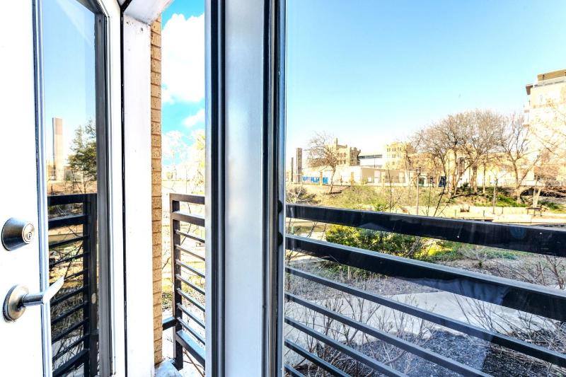 Riverwalk Oasis - Pool Free Parking Views - image 27