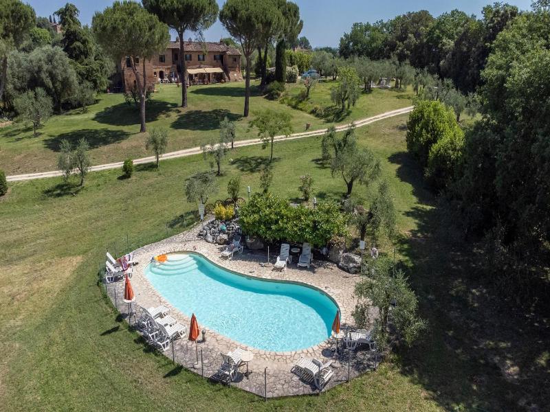 Stunning Chalet with Pool for 4 - image 21