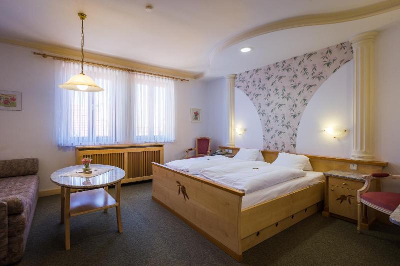 Economy Double Room image 3
