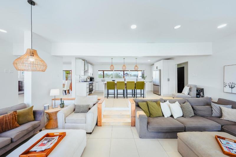 LUX 5BR Retreat with Private Pool • Bella Mia Villa - image 6