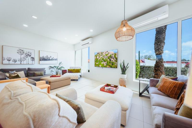 LUX 5BR Retreat with Private Pool • Bella Mia Villa - image 8