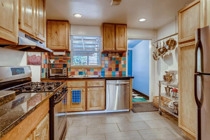Cozy Highland Hideout I Kitchen I Parking I WFH - image 9