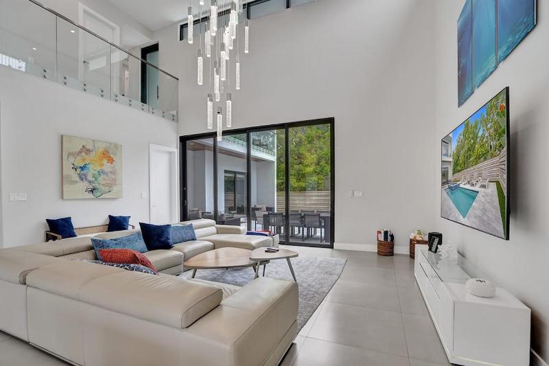 Villa Palmora Luxury 6BR Oasis Near the Beach - image 24