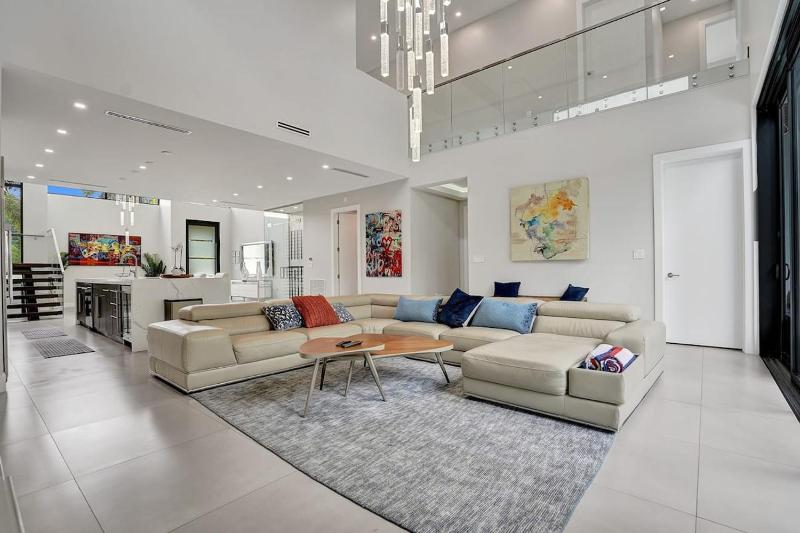 Villa Palmora Luxury 6BR Oasis Near the Beach - image 12