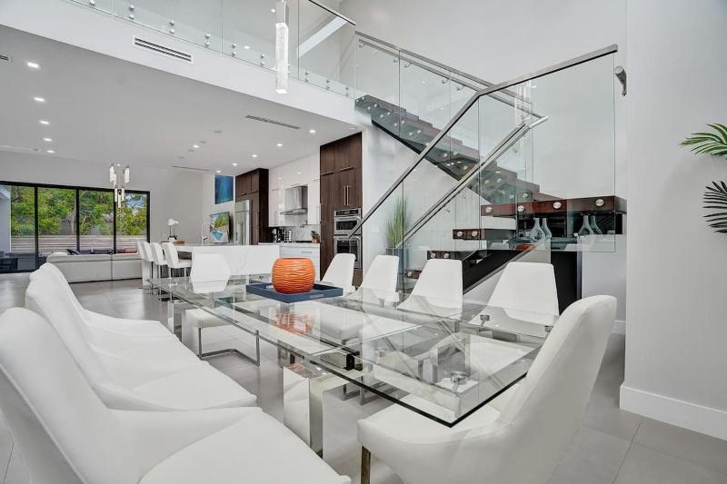 Villa Palmora Luxury 6BR Oasis Near the Beach - image 35