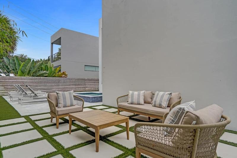 Villa Palmora Luxury 6BR Oasis Near the Beach - image 11
