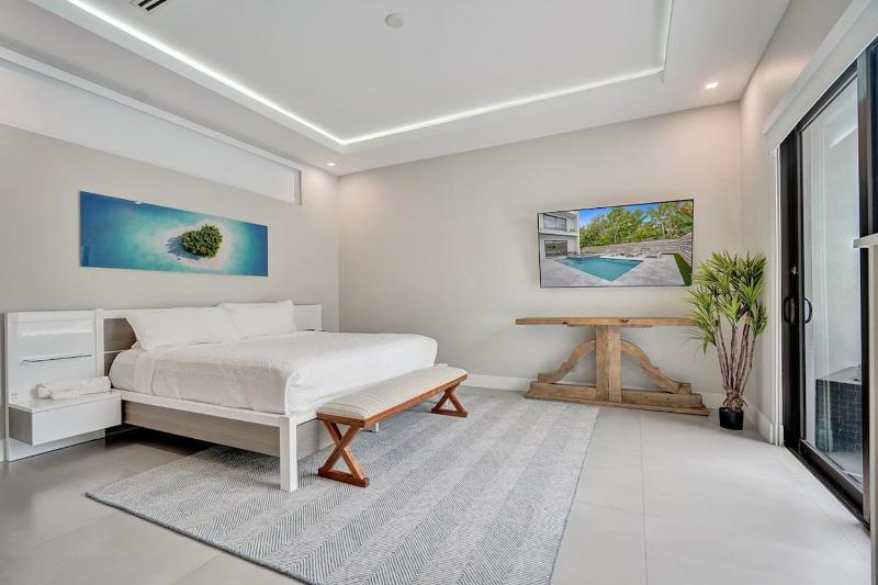 Villa Palmora Luxury 6BR Oasis Near the Beach - image 17