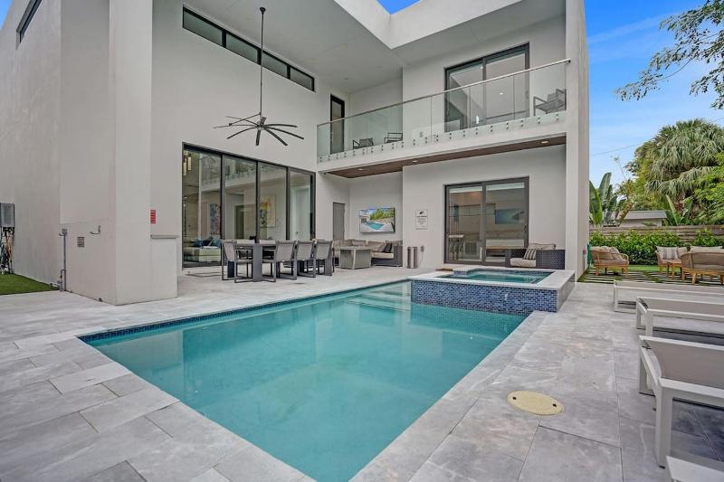 Villa Palmora Luxury 6BR Oasis Near the Beach - image 16