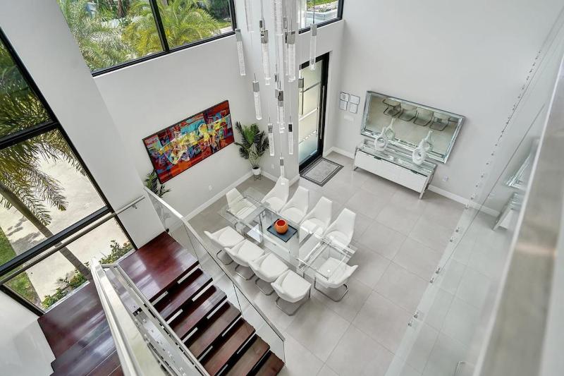Villa Palmora Luxury 6BR Oasis Near the Beach - image 4