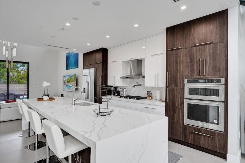 Villa Palmora Luxury 6BR Oasis Near the Beach - image 9