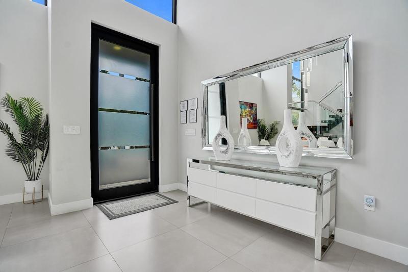Villa Palmora Luxury 6BR Oasis Near the Beach - image 25