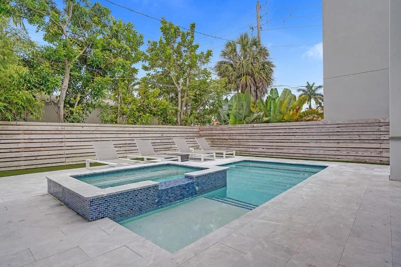 Villa Palmora Luxury 6BR Oasis Near the Beach - image 5