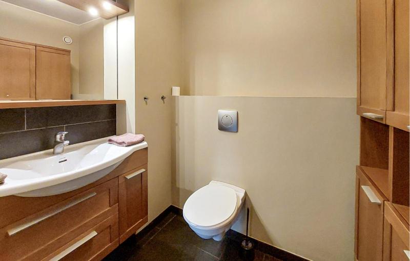 Awesome Apartment In Oxie With Wifi - image 4