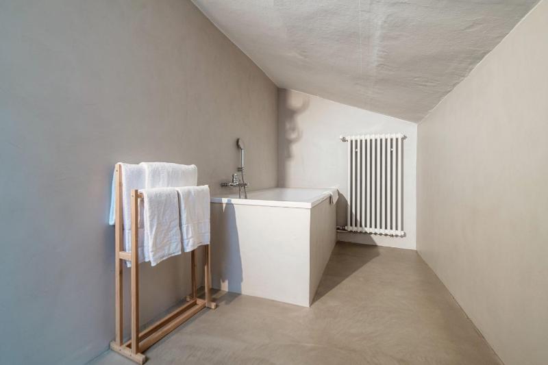 Mansarda Verde by Quokka 360 - Cozy Attic Apartment with Lake View - image 14