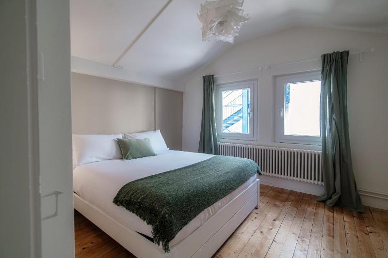 Mansarda Verde by Quokka 360 - Cozy Attic Apartment with Lake View - image 29
