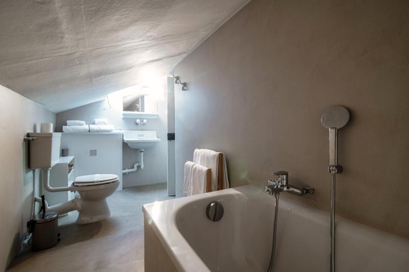Mansarda Verde by Quokka 360 - Cozy Attic Apartment with Lake View - image 13