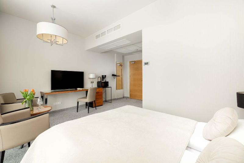 Elegant Studio Air Conditioning Pool Close to the Beach - image 2