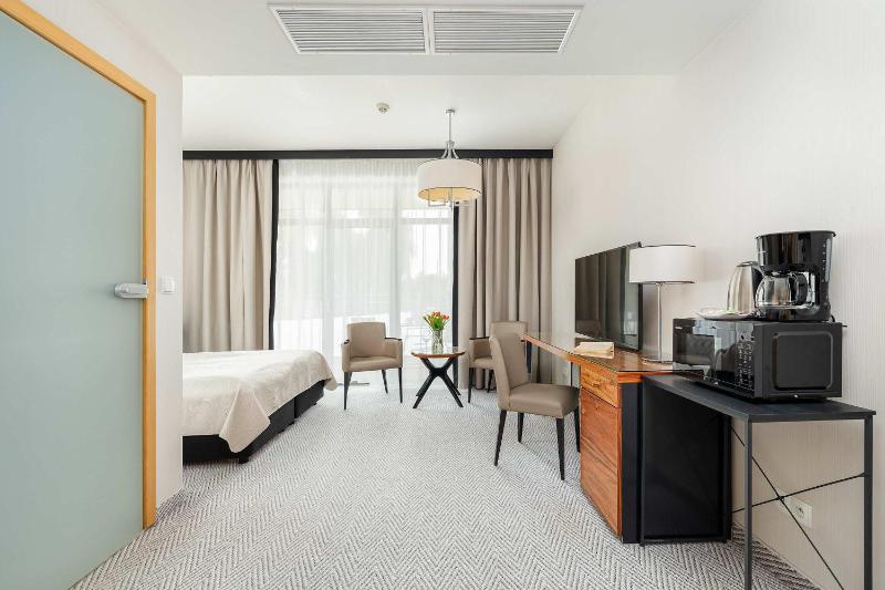 Elegant Studio Air Conditioning Pool Close to the Beach - image 5