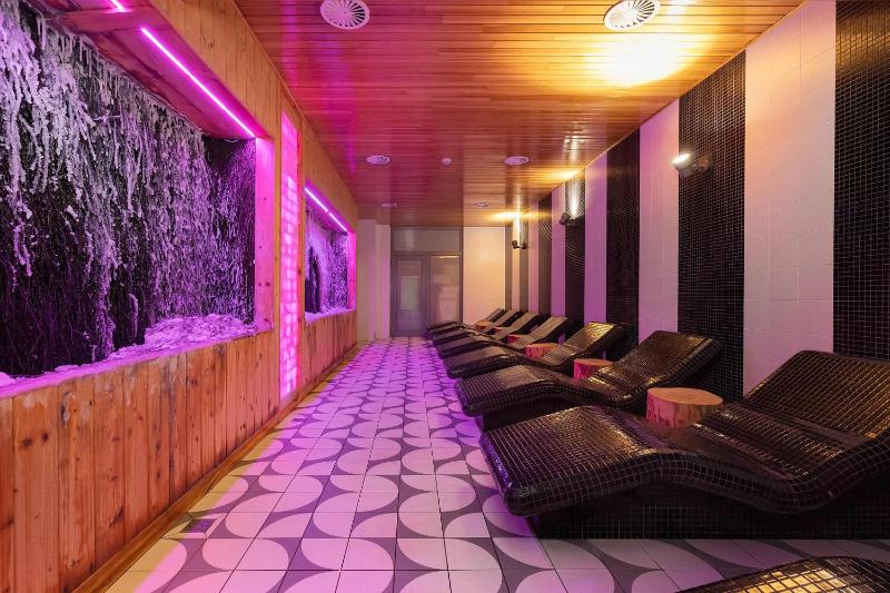 Elegant Studio Air Conditioning Pool Close to the Beach - image 18