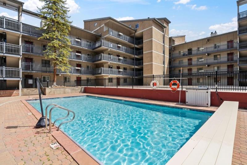 Lionshead Living Steps from Gondola Pool - image 18