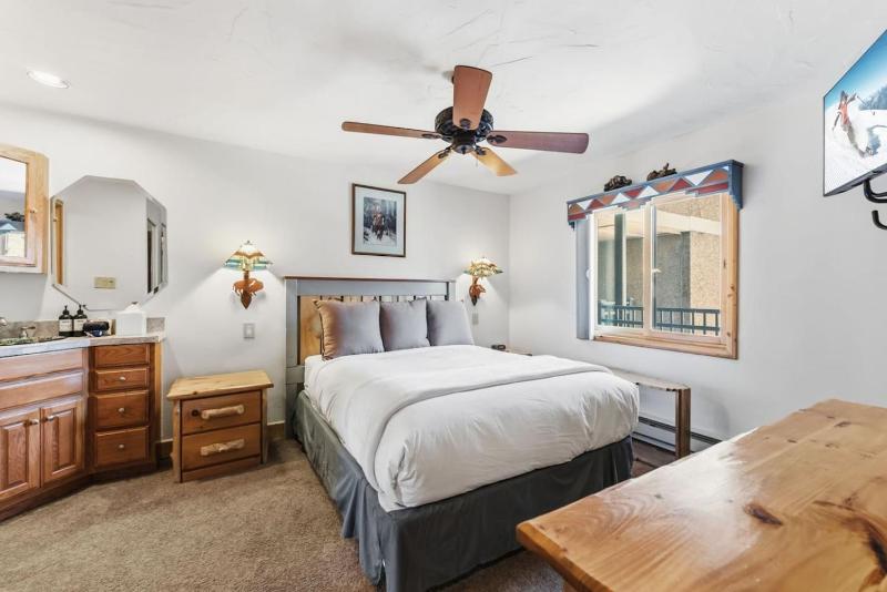 Lionshead Living Steps from Gondola Pool - image 9
