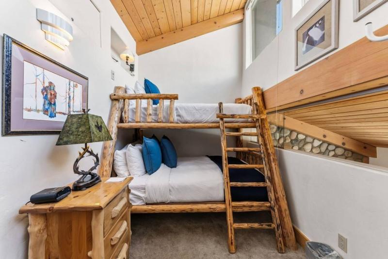 Lionshead Living Steps from Gondola Pool - image 2