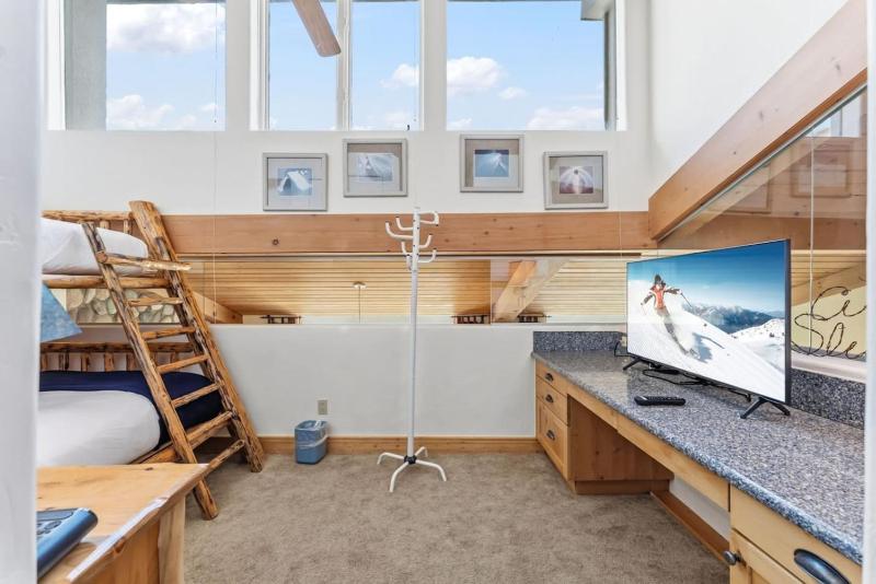 Lionshead Living Steps from Gondola Pool - image 12