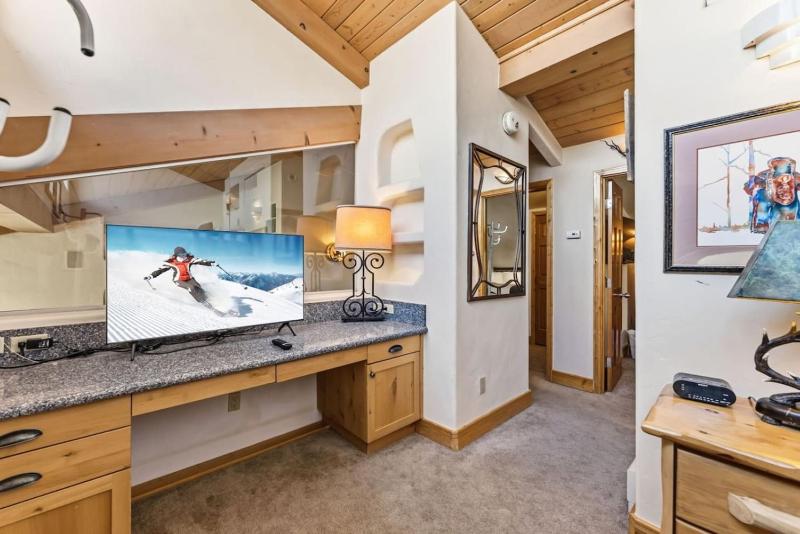 Lionshead Living Steps from Gondola Pool - image 10