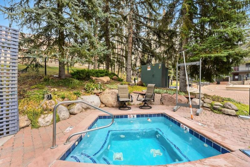 Lionshead Living Steps from Gondola Pool - image 15