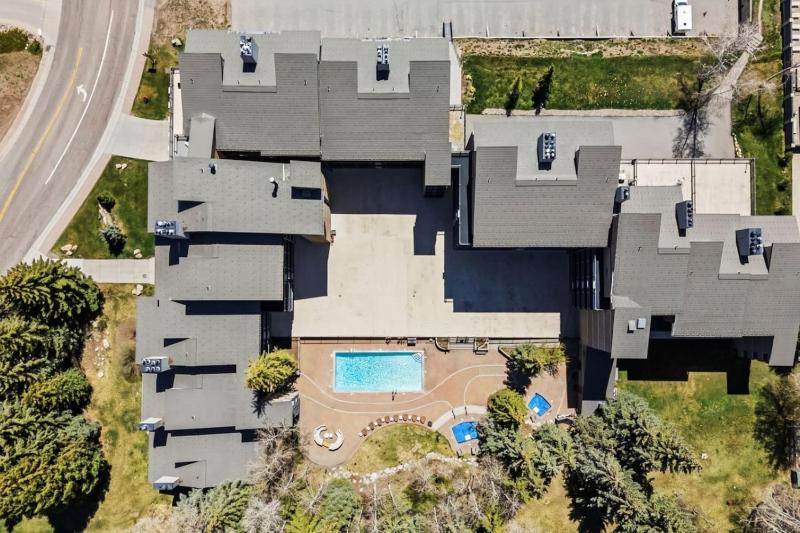 Lionshead Living Steps from Gondola Pool - image 34