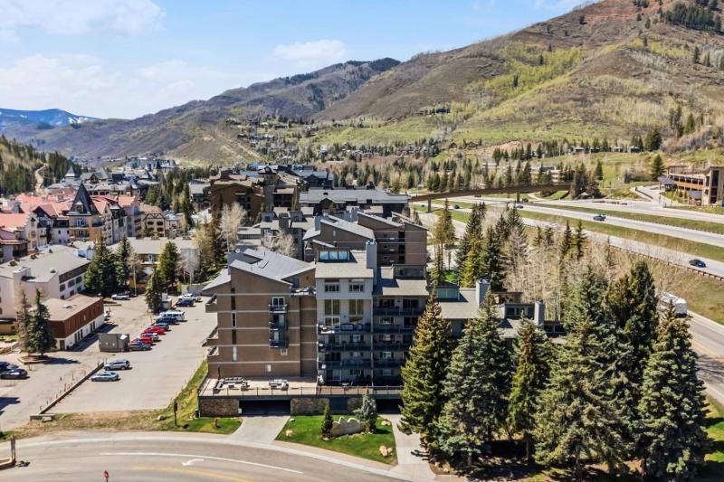 Lionshead Living Steps from Gondola Pool - image 21