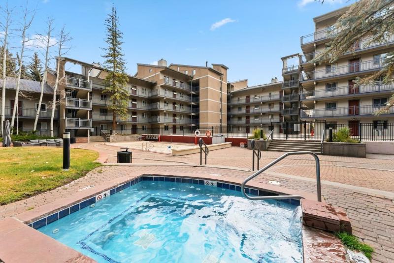 Lionshead Living Steps from Gondola Pool - image 24