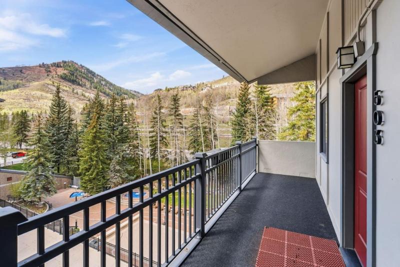 Lionshead Living Steps from Gondola Pool - image 23